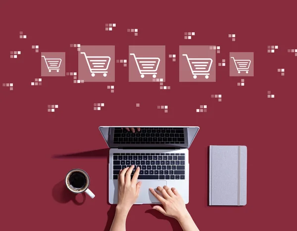 Online Vásárlási Téma Személy Segítségével Egy Laptop Számítógép — Stock Fotó