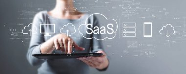 SaaS - tablet bilgisayar kullanan bir iş kadınının hizmet kavramı olarak yazılım
