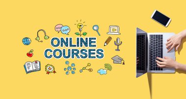 Bilgisayarla çalışan kişiyle çevrimiçi kurslar