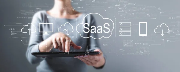 Saas Программное Обеспечение Концепция Сервиса Деловых Женщин Использованием Планшетного Компьютера — стоковое фото