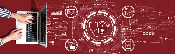 Laptop bilgisayarı kullanan kişi ile iletişim teması