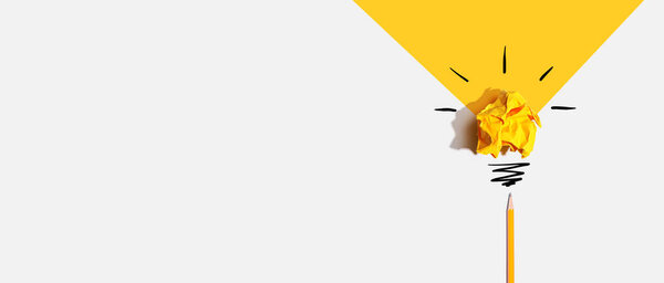 Концепция мозгового штурма с мятой бумажной лампочкой и карандашом - Flat lay