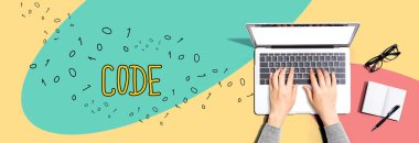 Bir dizüstü bilgisayar kullanan kişi ile kod