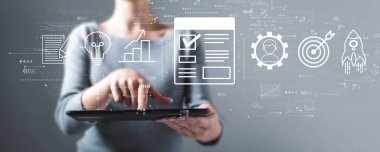 Tablet bilgisayar kullanan bir iş kadınıyla proje yönetimi teması