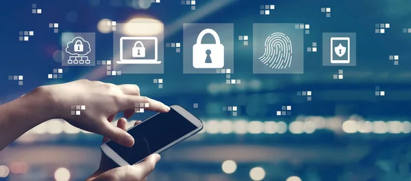Internetnätets Säkerhetskoncept Med Person Som Använder Smartphone — Stockfoto