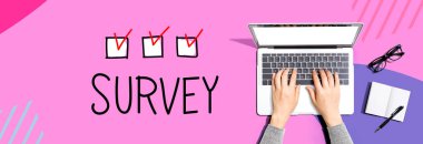 Bir dizüstü bilgisayar kullanarak kişi ile araştırma yap