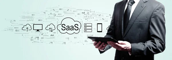 Saas タブレットコンピュータを保持するビジネスマンとのサービスコンセプトとしてのソフトウェア — ストック写真