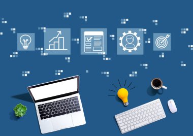 Yukarıdan gelen bir ampulle bilgisayarlı proje yönetimi teması