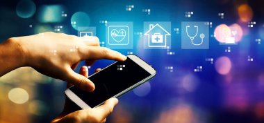 Akıllı telefon kullanan kişiye tele sağlık teması