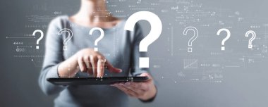Soru işaretleri ile bir tablet bilgisayar kullanan iş kadın