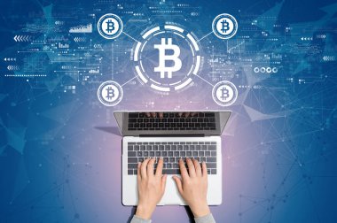 Bir dizüstü bilgisayar kullanan kişi ile Bitcoin teması