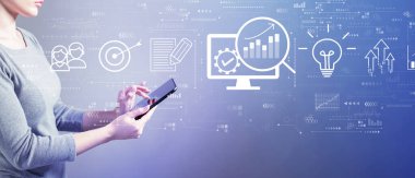 Bir tablet bilgisayar kullanan iş kadınıyla pazarlama stratejisi kavramı