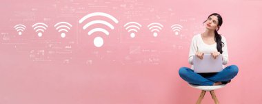 Dizüstü bilgisayar kullanan genç kadınla WiFi Tema