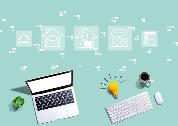 Tema Remote Work Con Computer Con Una Lampadina Dall Alto — Foto Stock