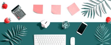 Ofis malzemeleri ile bilgisayar klavyesi - düz yatıyordu