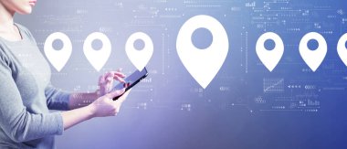 Tablet bilgisayar kullanan bir iş kadınının harita şifresi konsepti