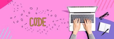 Bir dizüstü bilgisayar kullanan kişi ile kod