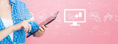 Tablet bilgisayar kullanan genç bir kadınla hisse senedi ticareti teması