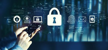 Akıllı telefon kullanan kişi ile internet ağı güvenliği kavramı