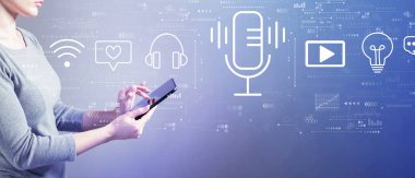 Bir tablet bilgisayar kullanan iş kadınının podcast teması