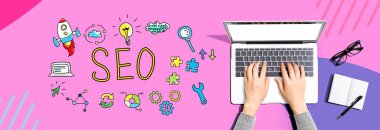 Bir dizüstü bilgisayar kullanan kişi ile SEO