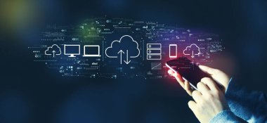 Akıllı telefon kullanan kişi ile bulut hesaplaması