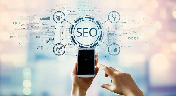 Concepto Seo Con Mano Presionando Una Pantalla Teléfono Inteligente — Foto de Stock