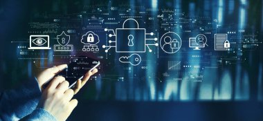 Akıllı telefon kullanan kişi ile veri güvenliği kavramı