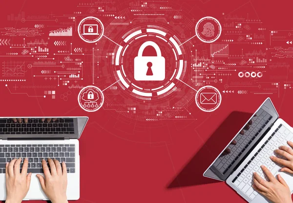 Koncepcja Bezpieczeństwa Sieci Internetowej Osobami Współpracującymi Laptopami — Zdjęcie stockowe