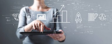 Tablet bilgisayar kullanan bir iş kadınıyla iş büyüme analizi