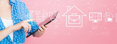 Tablet bilgisayar kullanan genç bir kadınla iletişim teması