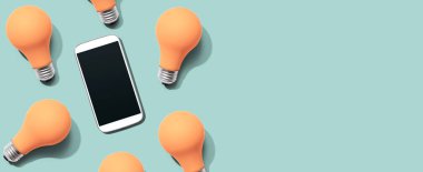 Yukarıdan gelen sarı ampullü akıllı telefon