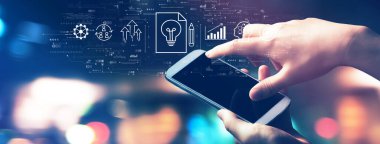 Gece bulanık şehir ışıklarıyla başarı teması