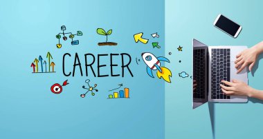 Dizüstü bilgisayarla çalışan birinin kariyer teması