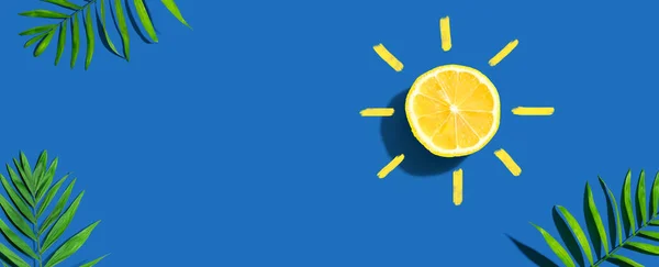 Concetto Estivo Con Luce Solare Limone Con Foglie Palma Posa — Foto Stock