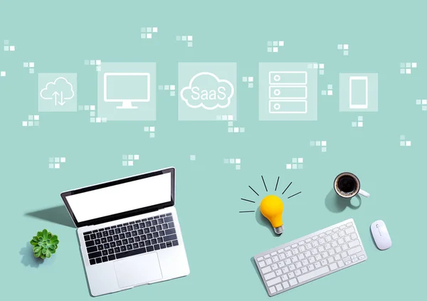 Saas 作为一种服务概念的软件 上面装有灯泡的计算机 — 图库照片
