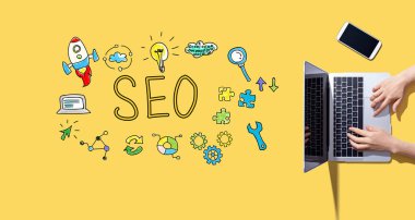 Bilgisayarla çalışan biriyle.