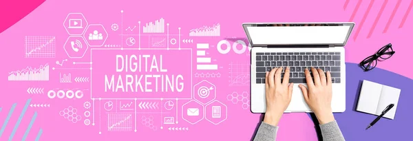 Marketing Digitale Con Persona Che Utilizza Computer Portatile — Foto Stock