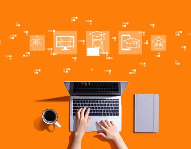 Dizüstü bilgisayar kullanan kişiyle uzaklık öğrenme teması