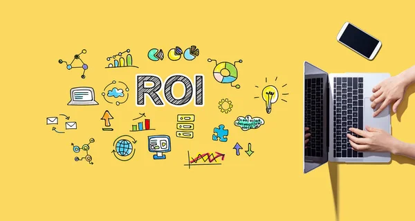 Roi Con Persona Que Trabaja Con Ordenador Portátil — Foto de Stock