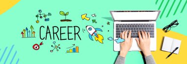 Dizüstü bilgisayar kullanan biriyle kariyer teması