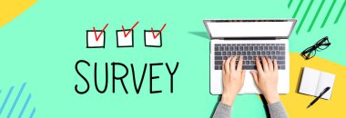 Bir dizüstü bilgisayar kullanarak kişi ile araştırma yap