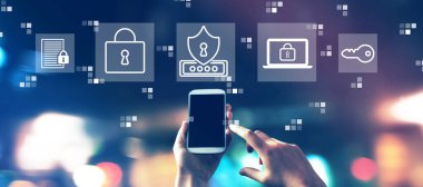 Geceleri bulanık şehir ışıklarıyla siber güvenlik teması