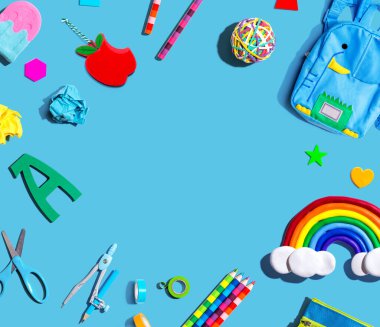 Gökkuşağı manzaralı okul malzemeleri düz yerde yatıyordu.