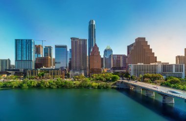 Austin Teksas şehir merkezi. Colorado nehri manzaralı.