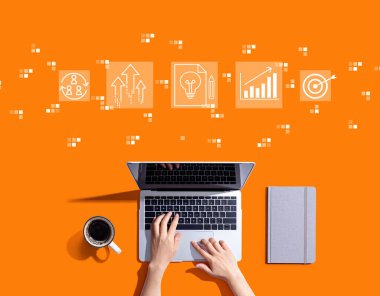 Dizüstü bilgisayar kullanan kişi ile başarı teması