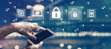 Akıllı telefon kullanan kişi ile siber güvenlik teması