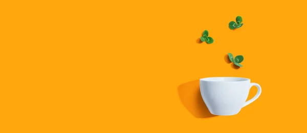 Шемрок Листья Чашкой Кофе Плоский Лежал — стоковое фото