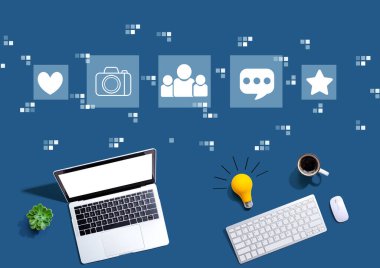 Yukarıdan gelen ampullü bilgisayarlarla sosyal medya teması