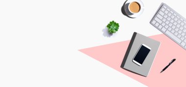 Masa ögeleri - klavye, akıllı telefon, kahve ve yukarıdan bir kalem.